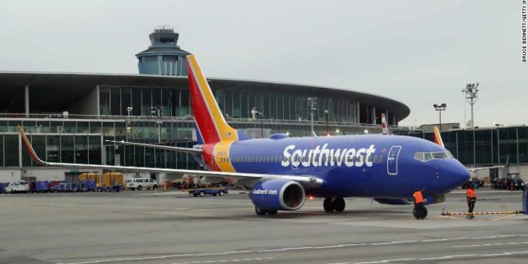 Dos pilotos de Southwest veían en la cabina transmisión de video en vivo del baño de un avión, alega una demanda