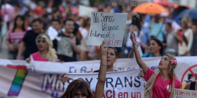 Fiscalía de El Salvador investiga asesinato de mujer transgénero