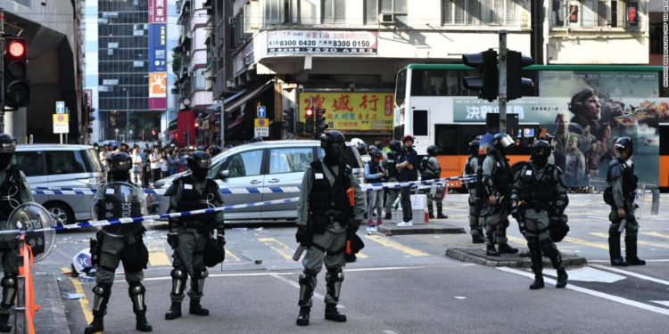 Agente de policía de Hong Kong dispara a manifestante con munición real en enfrentamientos