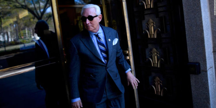 Roger Stone, amigo de Trump, es declarado culpable por mentiras que protegieron a Trump