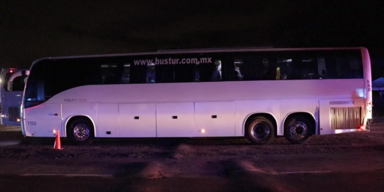 Autoridades en México rescatan un bus con inmigrantes secuestrados por grupos criminales