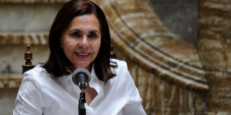 ‘Más de 200’ médicos cubanos abandonan Bolivia, según reporte