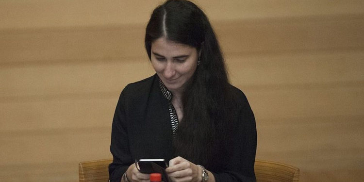 La periodista cubana Yoani Sánchez denuncia que agentes impiden que ella y su esposo abandonen su residencia