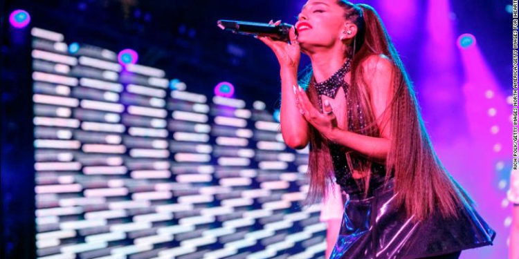 Ariana Grande dice que está luchando con ‘mucho dolor’ y que podría tener que cancelar un concierto