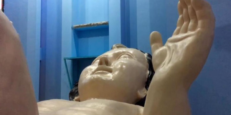 Una iglesia en México construyó una enorme estatua del niño Jesús… y se parece mucho a Phil Collins