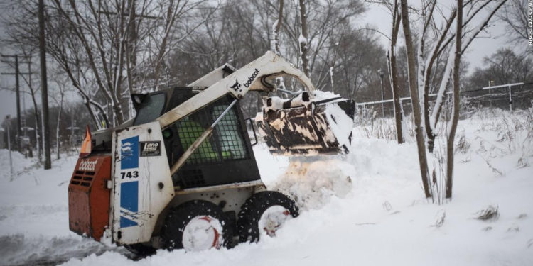 Los problemas de viaje continúan a medida que el clima invernal amenaza grandes partes de EE. UU. durante el fin de semana