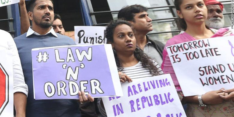Cuatro hombres confesaron la violación en grupo de una mujer a la que luego quemaron viva, según la policía india