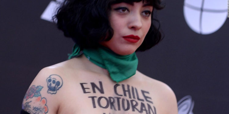 Carabineros pide al Ministerio Público citar a Mon Laferte por declaraciones sobre quema de estaciones del Metro