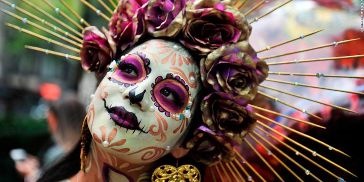 El Día de Muertos tiene que ver con el más allá, el amor y las coloridas calaveras