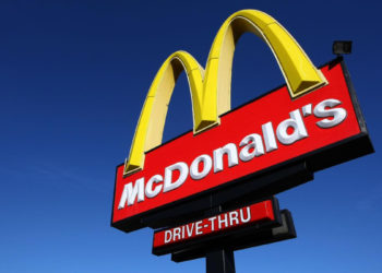 Despiden al presidente de McDonald’s por una “relación consensuada con una empleada”