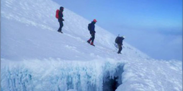 Tres turistas caen en grieta del volcán Cotopaxi en Ecuador