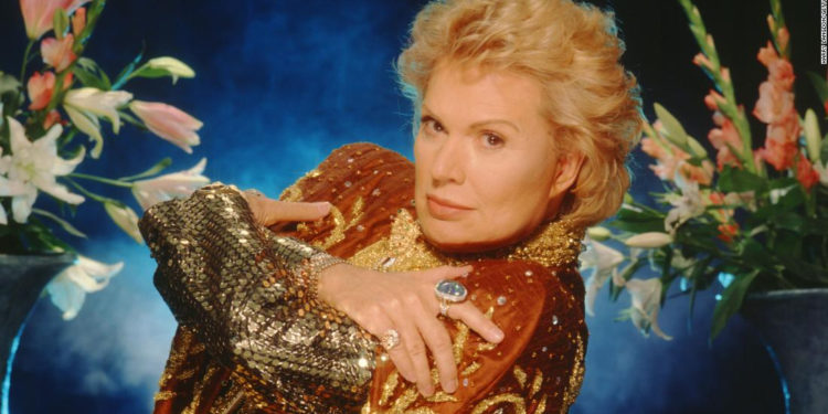 Muere el astrólogo puertorriqueño Walter Mercado a los 87 años