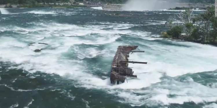 El viento y la lluvia liberan un bote que estuvo atrapado en las rocas sobre las Cataratas del Niágara durante 101 años