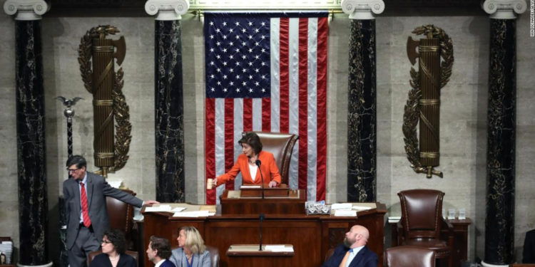 Trump da una muestra de alarma mientras se acelera el juicio político de los demócratas