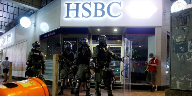 Hong Kong Banks, Long Fat and Happy, Confront