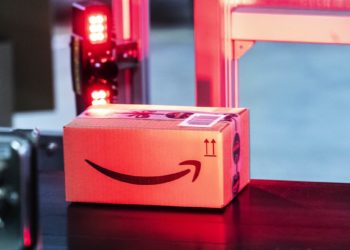 Cómo Amazon terminó con los adornos navideños de Auschwitz para la venta