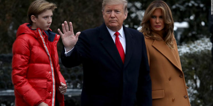 Melania Trump defiende a su hijo después de la broma de una profesora en la audiencia de juicio político