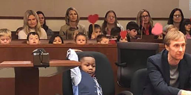 Toda la clase del jardín infantil de un niño de 5 años se presentó para su audiencia de adopción