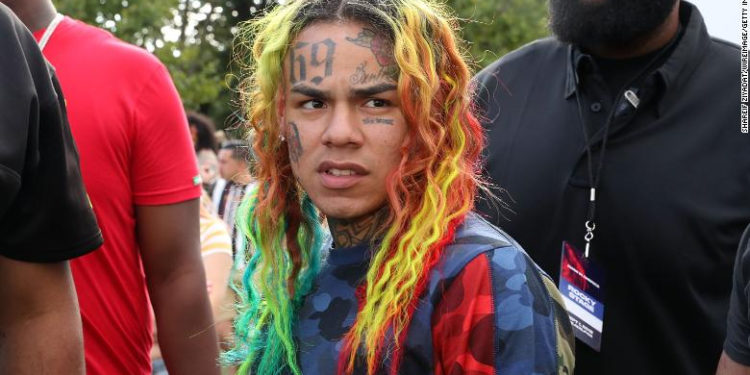 El rapero Tekashi 6ix9ine es condenado a 2 años de prisión por extorsión