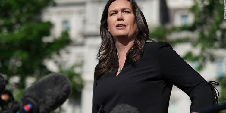 La exsecretaria de Prensa de La Casa Blanca Sarah Sanders se disculpa por burlarse de Joe Biden durante un debate demócrata