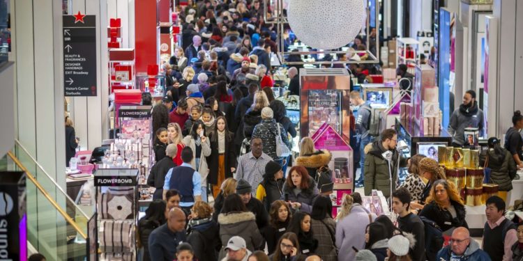 Thanksgiving Weekend Shoppers Boosted Spending by 16%