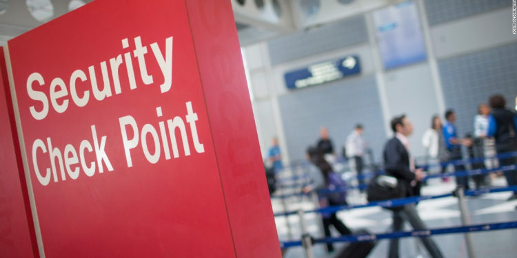 Exclusiva CNN: Informante denuncia que aeropuertos de EE.UU. se han vuelto más inseguros porque la TSA disminuyó medidas de control para acelerar la revisión