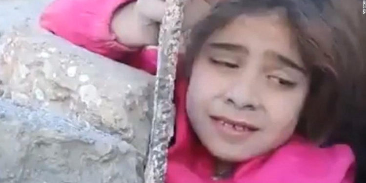 “¿Dónde está mamá?”: el dramático rescate de una niña siria tras un ataque aéreo