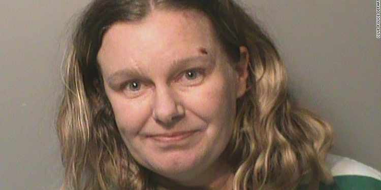 Mujer de Iowa dijo que atropelló a una niña de 14 años porque ‘era mexicana’, dice la policía