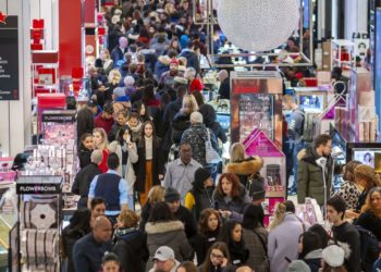 Thanksgiving Weekend Shoppers Boosted Spending by 16%