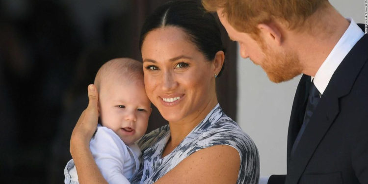 Meghan, Enrique y el bebé Archie envían su primera tarjeta de Navidad