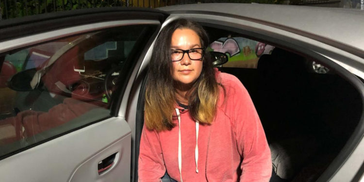 Mientras vivía en su auto, era acosada y tenía miedo. Pero ahora encontró un inesperado refugio