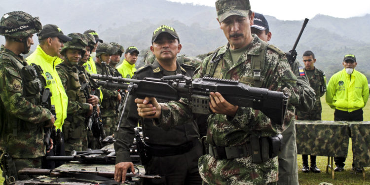 Duque anuncia la salida de Nicacio Martínez de la comandancia del Ejército Nacional