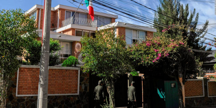 Cancillería de México reconoce que pidió más seguridad en Bolivia pero denuncia que el operativo está fuera de proporción