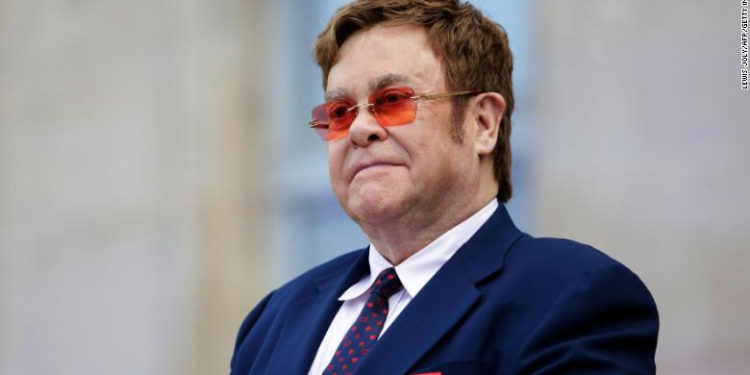 Gobierno de Reino Unido publica por error direcciones de Elton John, Olivia Newton-John, Sam Mendes y otros de la lista de honores de Año Nuevo