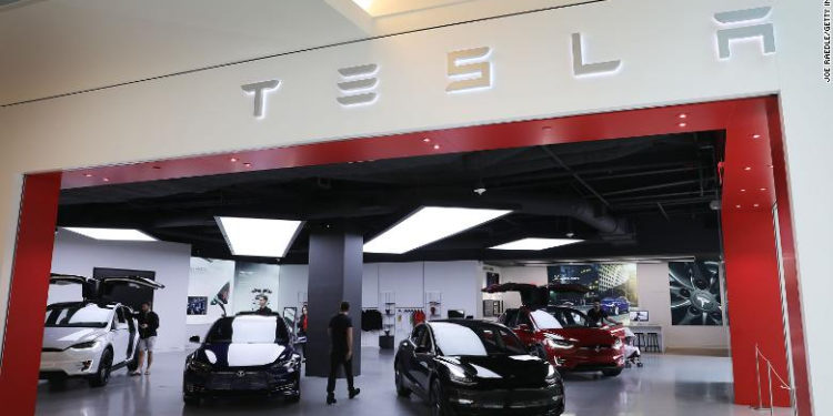 Tesla entregó 367.500 autos el año pasado