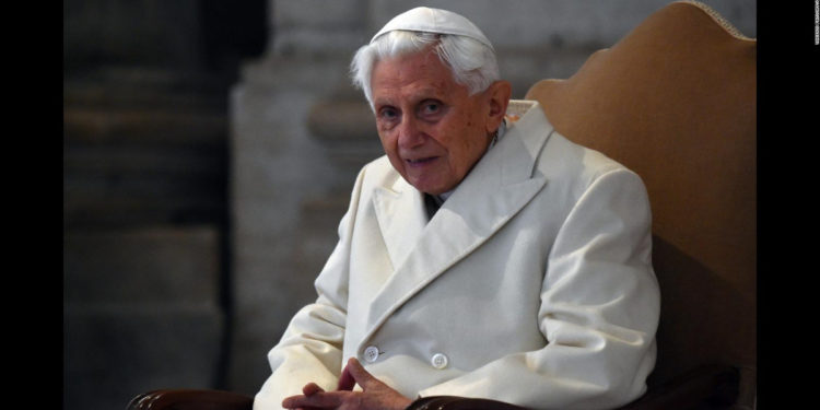 El papa Benedicto XVI se pronuncia a favor del celibato sacerdotal: “No puedo quedarme callado”