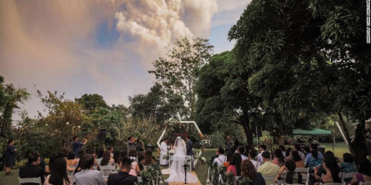 Una pareja se casó en Filipinas mientras el volcán Taal hacía erupción en el fondo