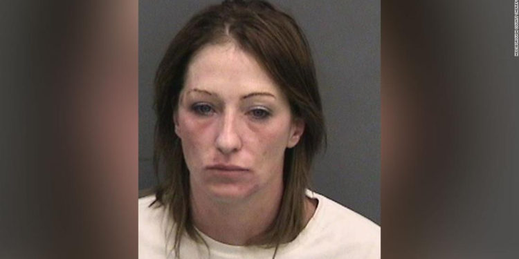 Una mujer de Florida intentó fabricar una bomba dentro de un Walmart con artículos de la tienda, según la policía