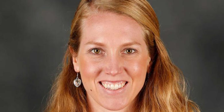 Alyssa Nakken de los Giants de San Francisco es la primera mujer entrenadora de tiempo completo en la historia de las Grandes Ligas