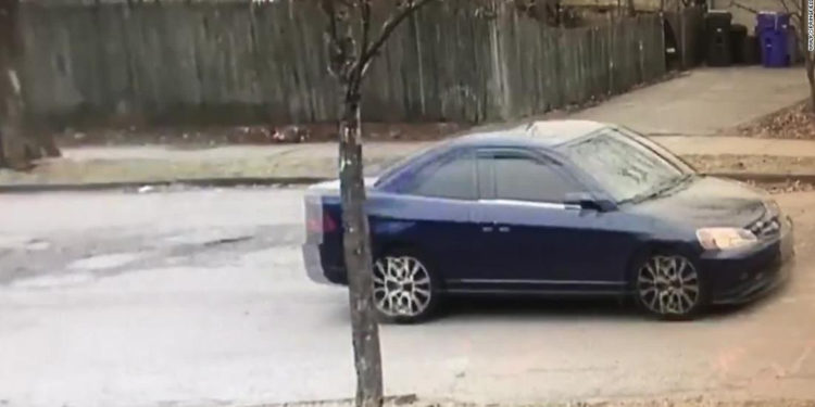 Una niña de 11 años fue rescatada horas después de una Alerta Amber. Un día antes de su secuestro, un video capturó un automóvil sospechoso conduciendo detrás de ella