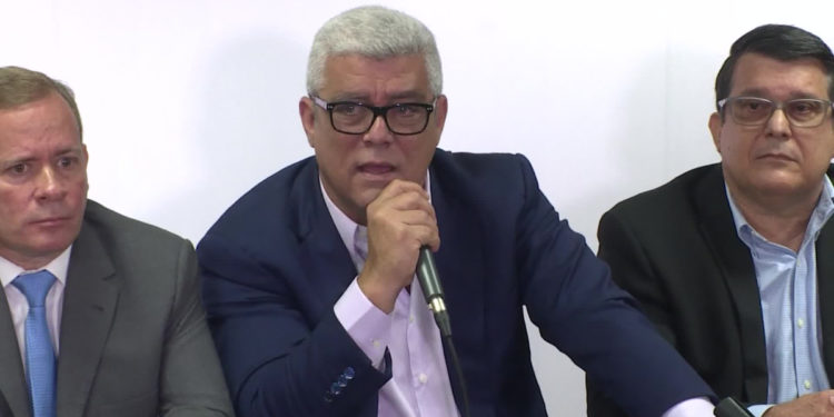 Diputado opositor presenta audio en el que asegura intentan sobornarlo para evitar la reelección de Guaidó