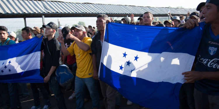 Forcejeo entre grupo de migrantes y Guardia Nacional mexicana en puente fronterizo