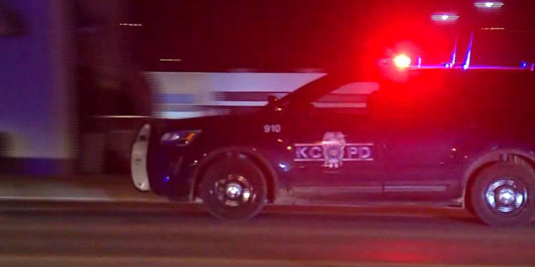 Al menos un muerto y 15 heridos en tiroteo en Kansas City, según la policía