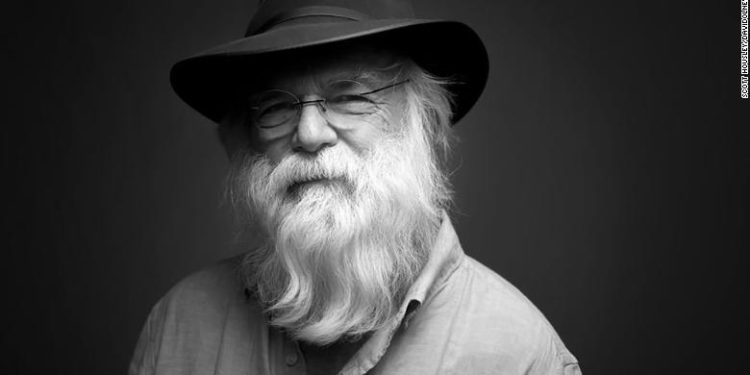 Legendario cantautor estadounidense David Olney muere durante un concierto. Tenía 71 años
