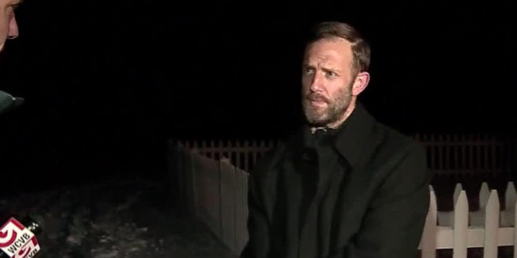 Un hombre estrangula a un coyote que atacó a su hijo de 2 años