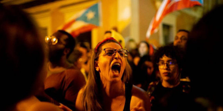 Puertorriqueños piden la renuncia de la gobernadora Wanda Vázquez por el escándalo de suministros hallados en almacén