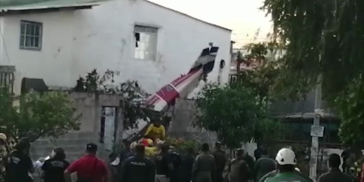 Dos muertos al caer una avioneta en una vivienda en El Salvador