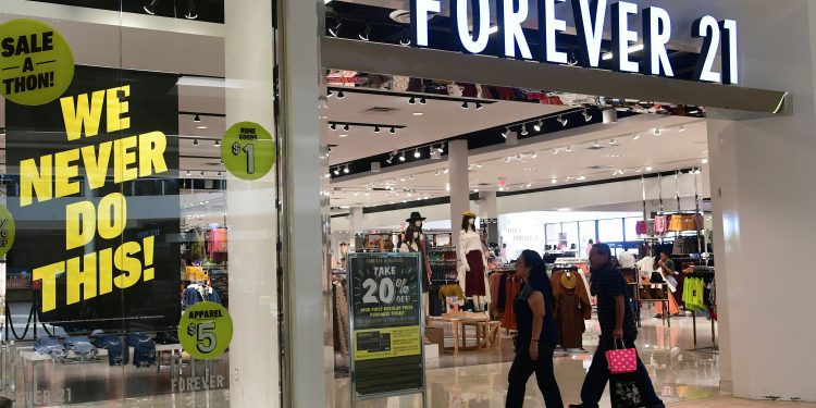 Estaods Unidos: Forever 21 reaches $81 million deal to sell its retail business to US mall owners and Authentic Brands
