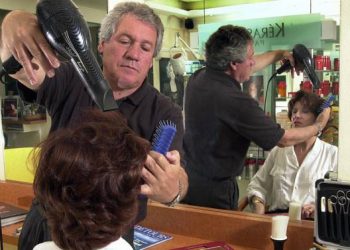 España: Los peluqueros exigen cerrar por Coronavirus