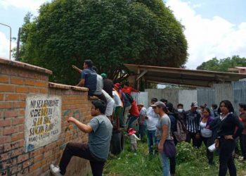 Coronavirus e histeria: padres saltaron el muro de una escuela para sacar a sus hijos
